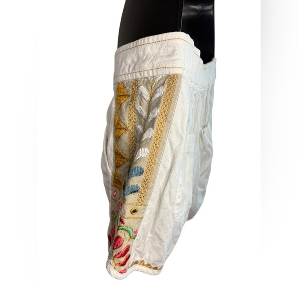 Anthropologie High Waist White and Pink
Embroidered Shorts size 2 100% cotton - Picture 12 of 13